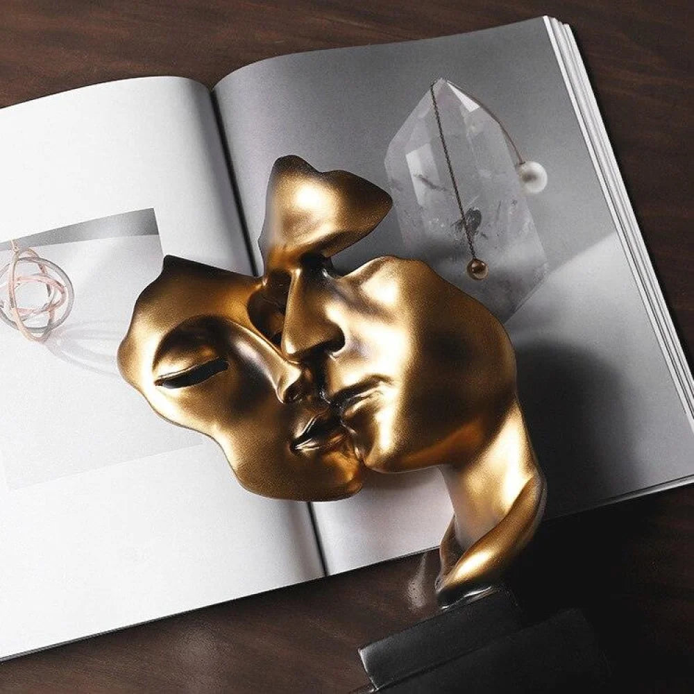 Escultura "O Beijo de Ouro" - Razu